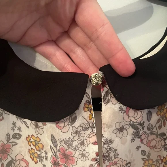 CeCe Floral Blouse with Black Collar - Picture 7 of 7